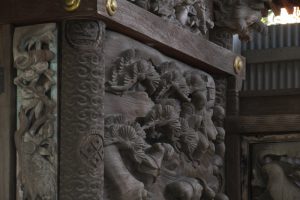 八幡神社本殿の側面の彫刻