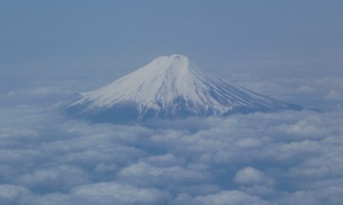 飛行機から撮影をした富士山