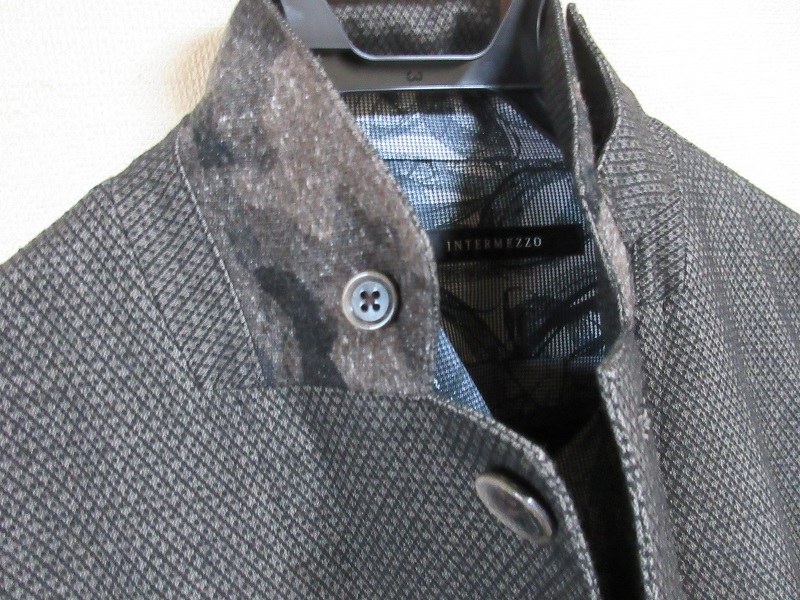 intermezzoのジャケット、襟を裏返した状態