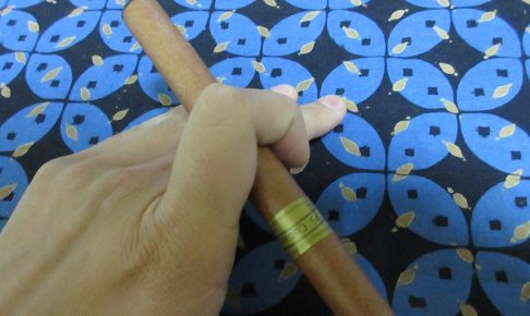 爆煙葉巻　NeQuareを手に持った状態