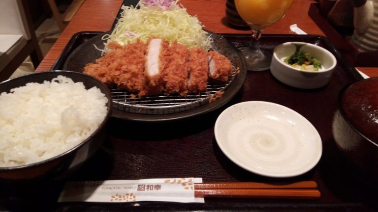 ロースカツ御膳とオレンジジュース