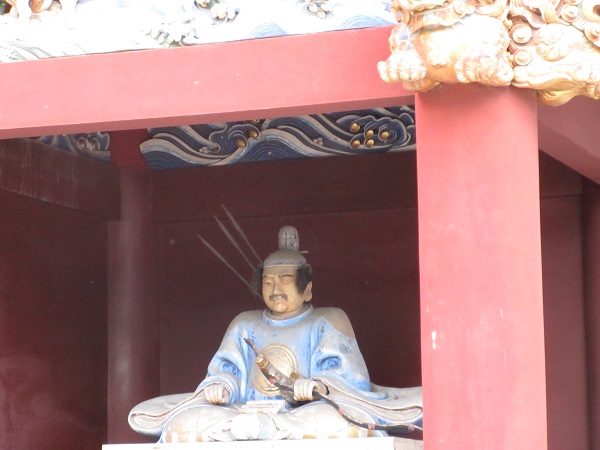 浅間神社の楼門の像（左）