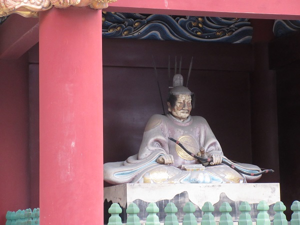 浅間神社の楼門の像（右）