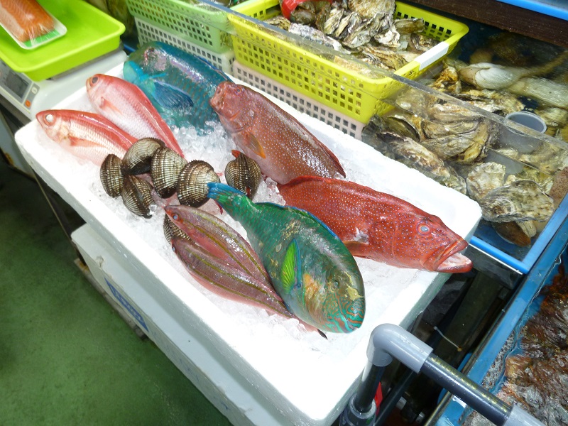 牧志公設市場で販売されている魚
