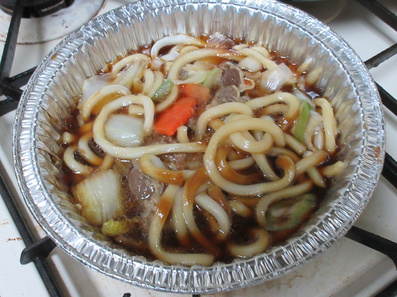 牛すき焼き鍋（うどん入り） 加熱中