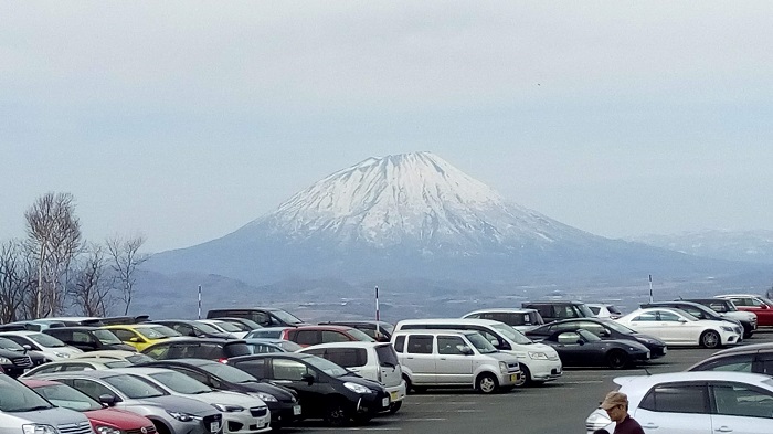 ホテルウィンザーの駐車場から見た羊蹄山