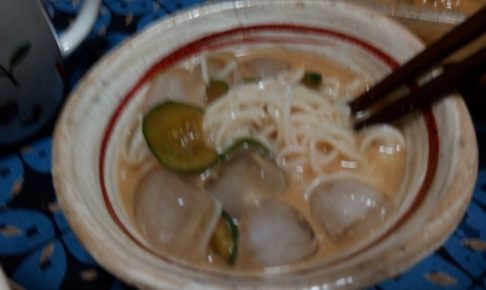 ひやむぎを入れて、水を入れて完成