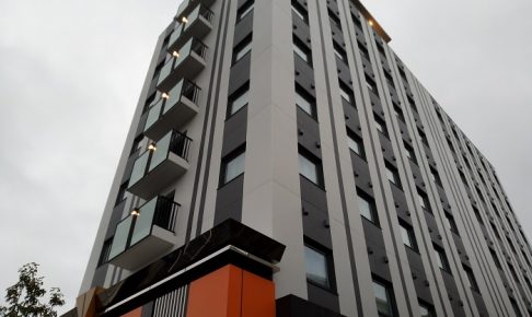 アパホテル（2019年10月25日オープン）下からアングル